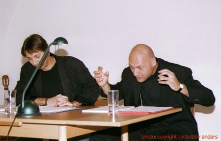 18.10.2001: ZEITlesUNG im Uhrenmuseum, ... er tut nix, er will nur spielen..!